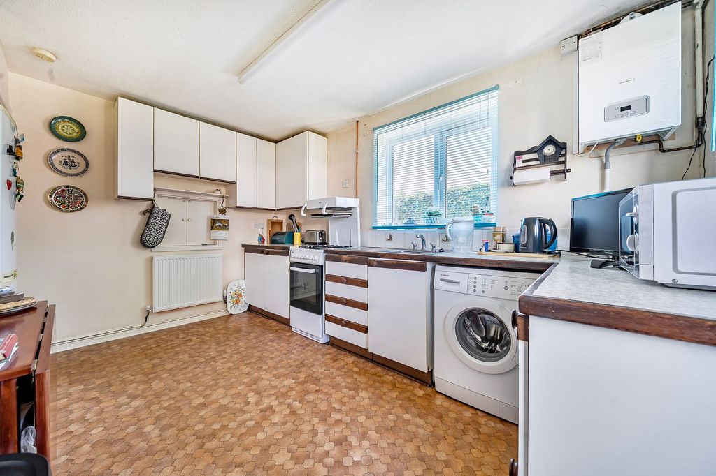 Property photo 3 of 11 Kitchen