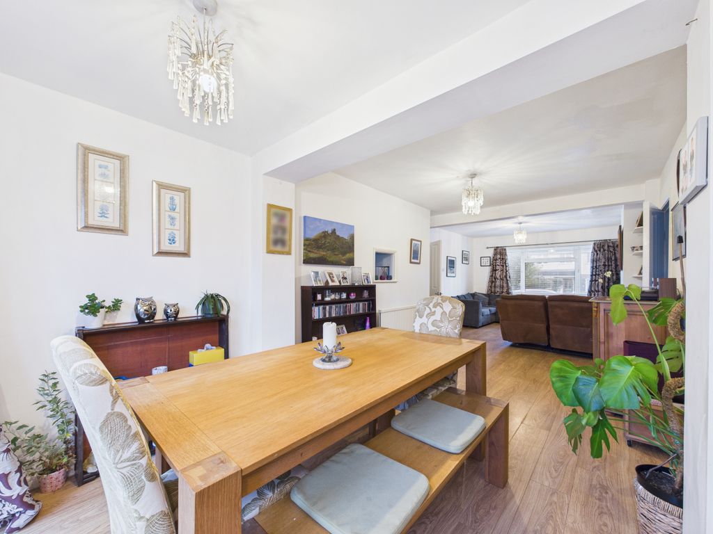 Property photo 2 of 16 Cam01354G0-Pr0617-Still016