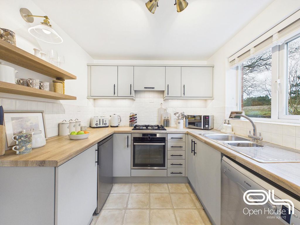 Property photo 3 of 19 Kitchen