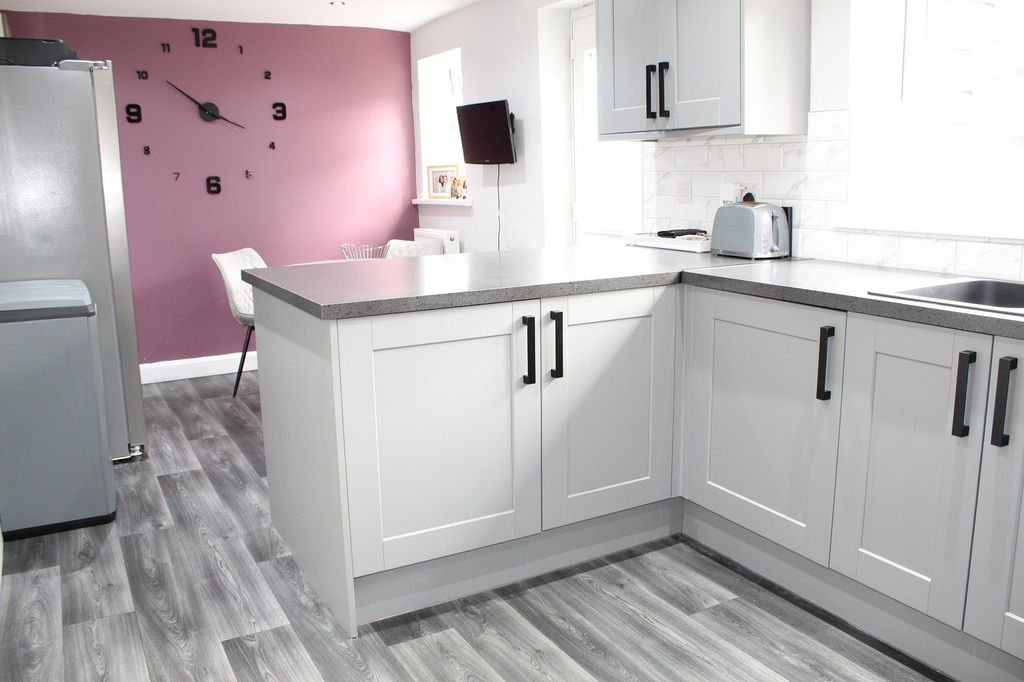 Property photo 3 of 10 Fitted Kitchen Picture 2
