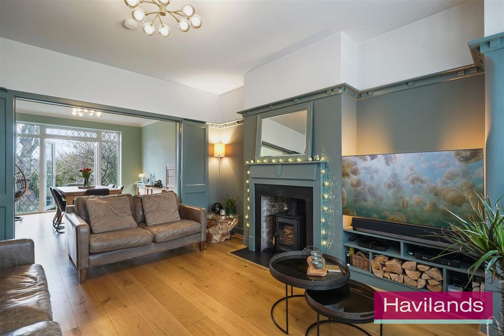 Property photo 3 of 21 Oakwood Crescent-21.Jpg