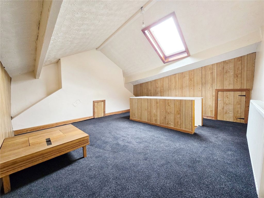 Property photo 2 of 16 Large Loft Room