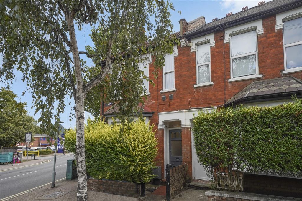 Property photo 2 of 15 156 Herga Road Harrow Ha3 5At - 014.Jpg