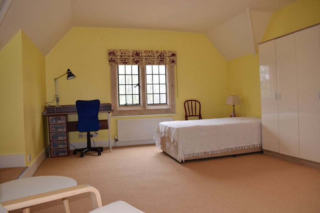 Property photo 2 of 6 Bedroom (Main)