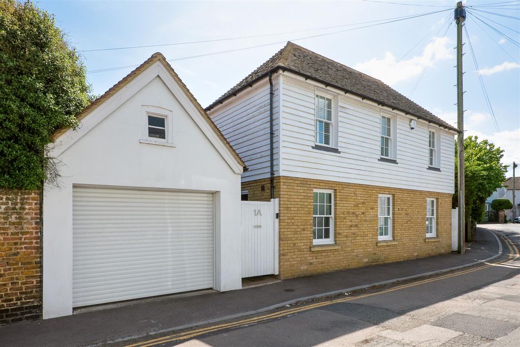 Property photo 1 of 21 Swanfield Road, Whitstable