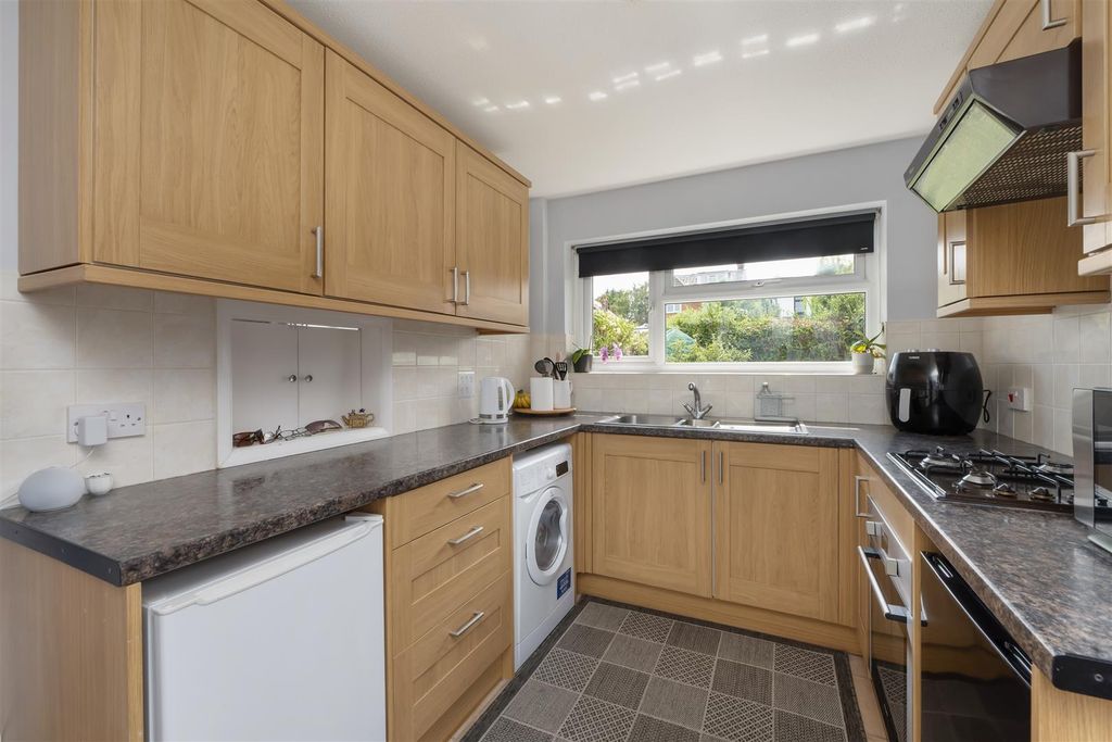Property photo 3 of 12 Gordon Road, Whitstable