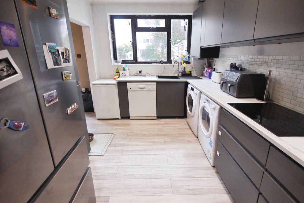 Property photo 2 of 9 Kitchen