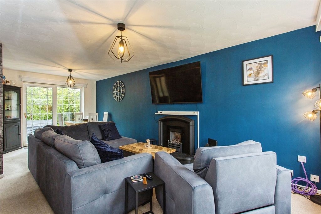Property photo 3 of 13 Lounge