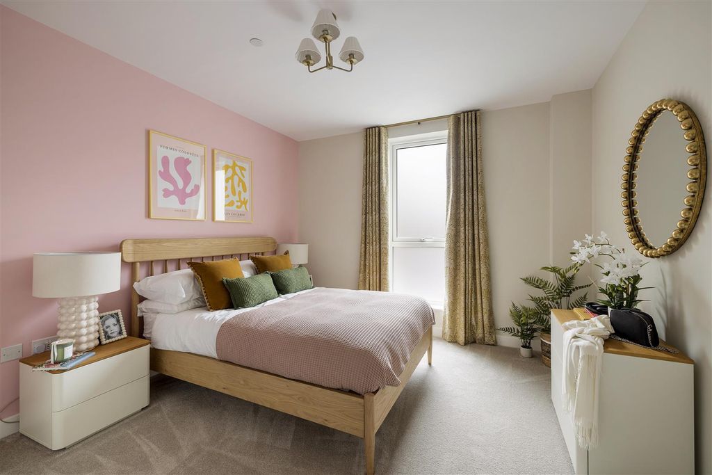 Property photo 2 of 21 Marlowe Road, E17