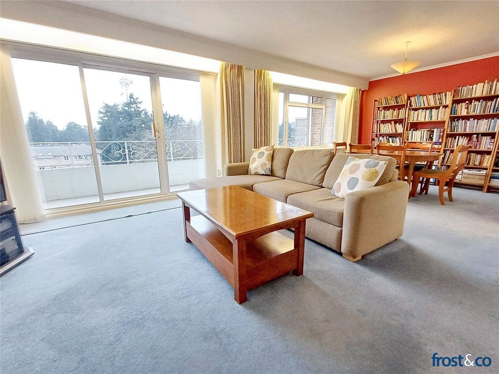Property photo 3 of 15 Lounge