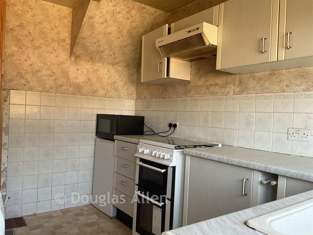 Property photo 3 of 9 Kitchen