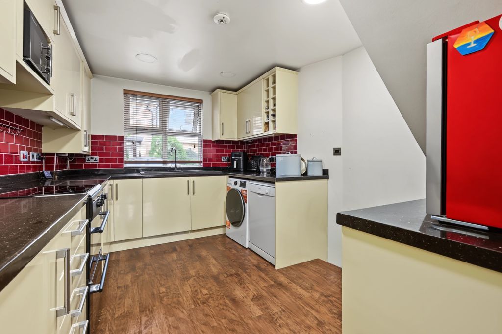 Property photo 3 of 16 5590622