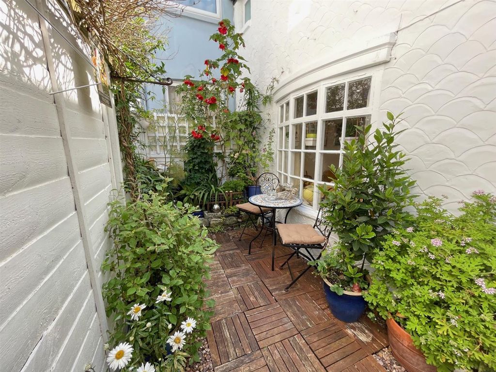 Property photo 2 of 14 4243 Courtyard 2.Jpg