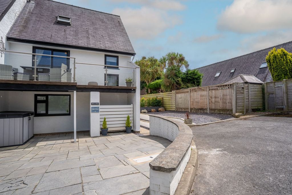 Property photo 1 of 32