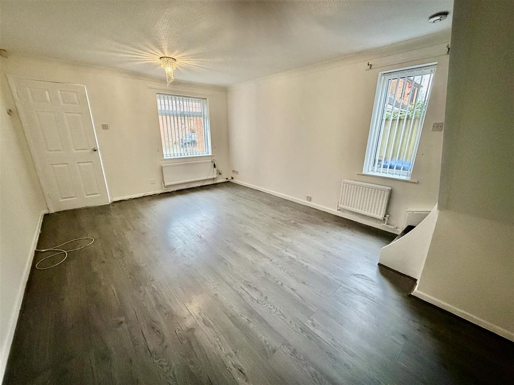 Property photo 2 of 8 Lounge