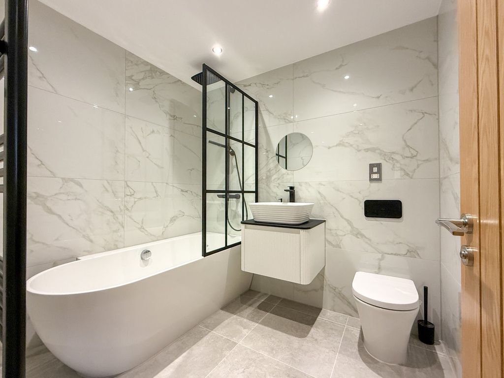 Property photo 2 of 31