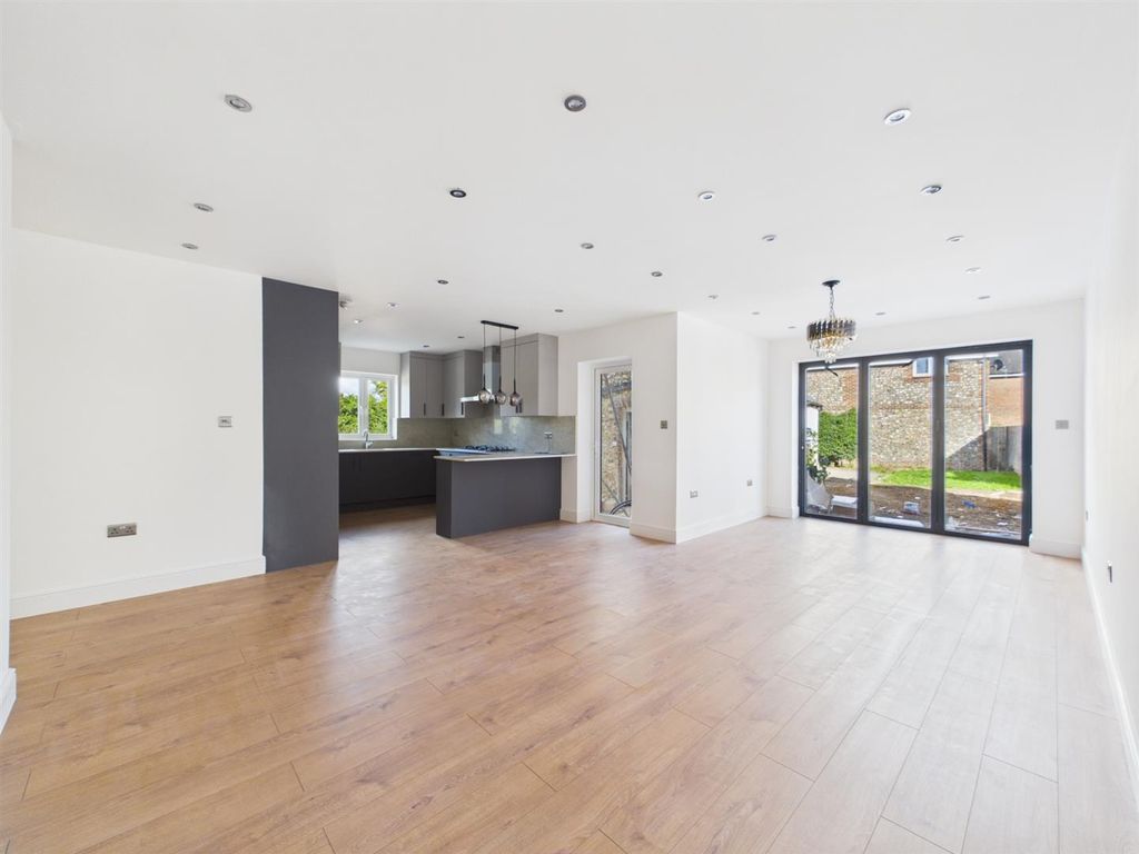 Property photo 3 of 18 Cam01563G0-Pr0353-Still007.Jpg