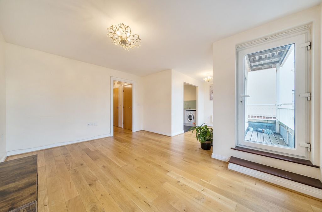 Property photo 2 of 20 1393815-16-694288...