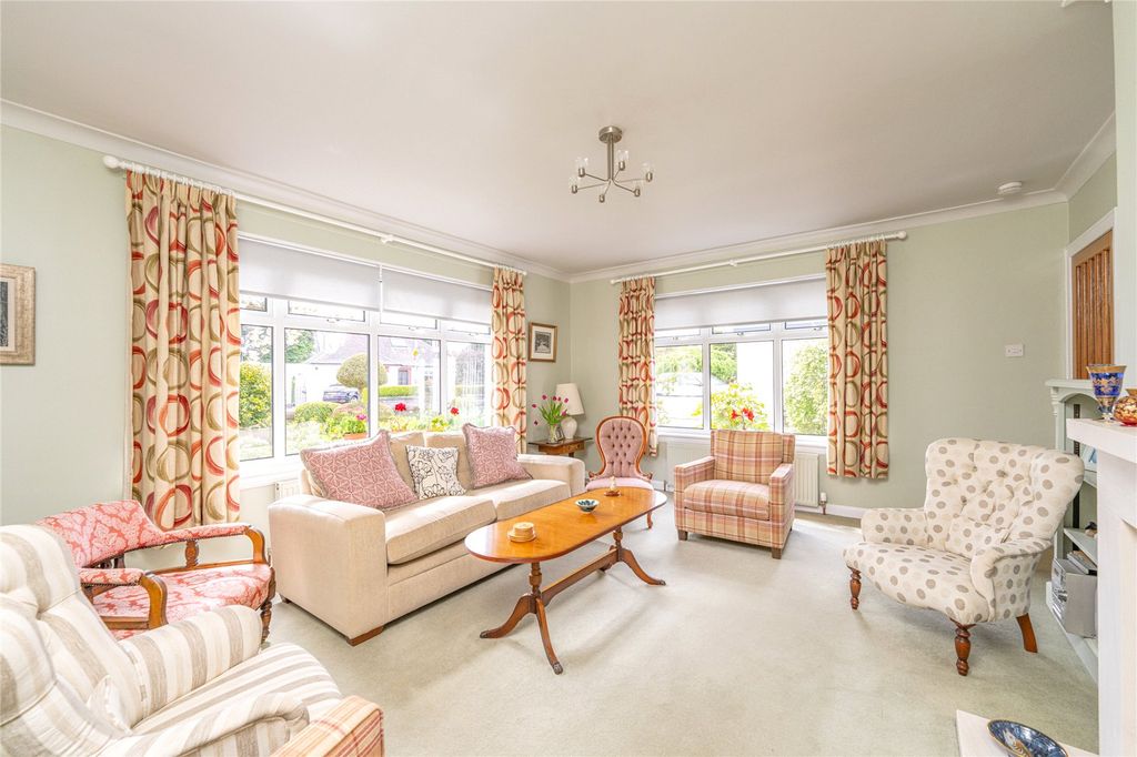 Property photo 2 of 37 Lounge