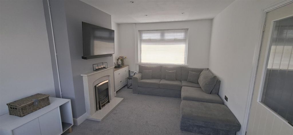 Property photo 3 of 17 Lounge