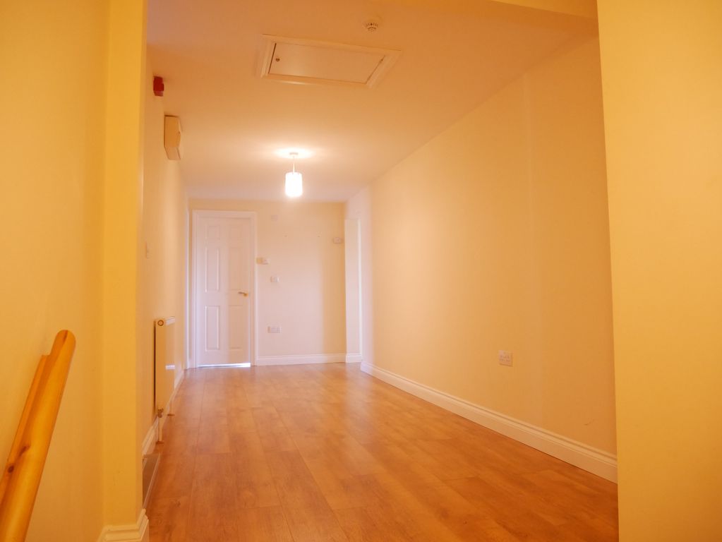 Property photo 2 of 7 Hallway