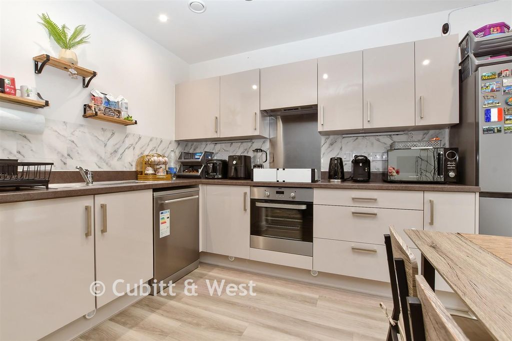 Property photo 3 of 10 Kitchen/Living Room