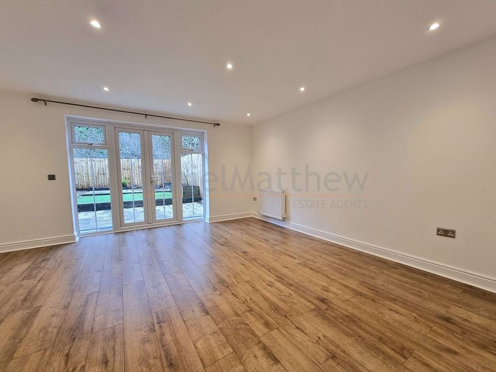 Property photo 2 of 12 Lounge