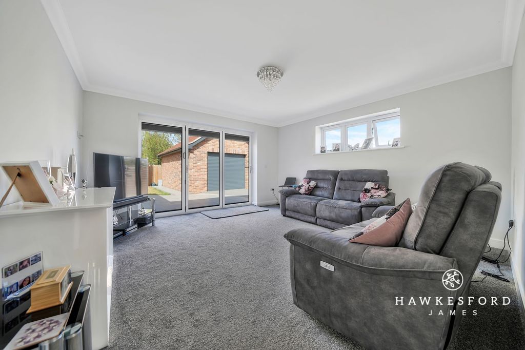 Property photo 2 of 25 Barton Hill Drive, Minster On Sea - Lounge