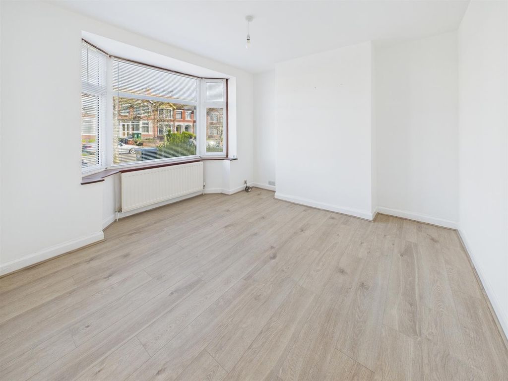 Property photo 3 of 12 Lounge