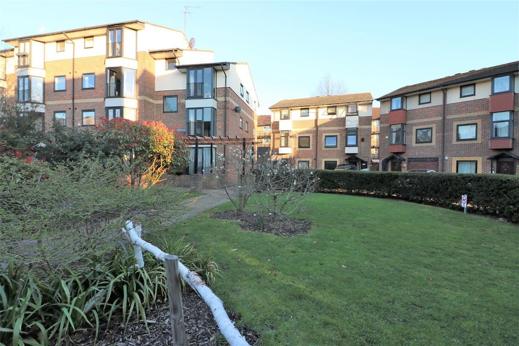 Property photo 3 of 7 Barnfield Place.Jpg