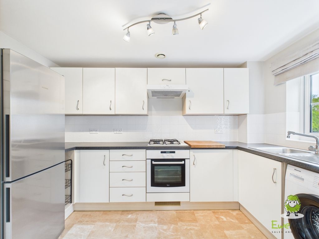 Property photo 2 of 11 Ewemove Basingstoke Wiltshire Crescent Kitchen