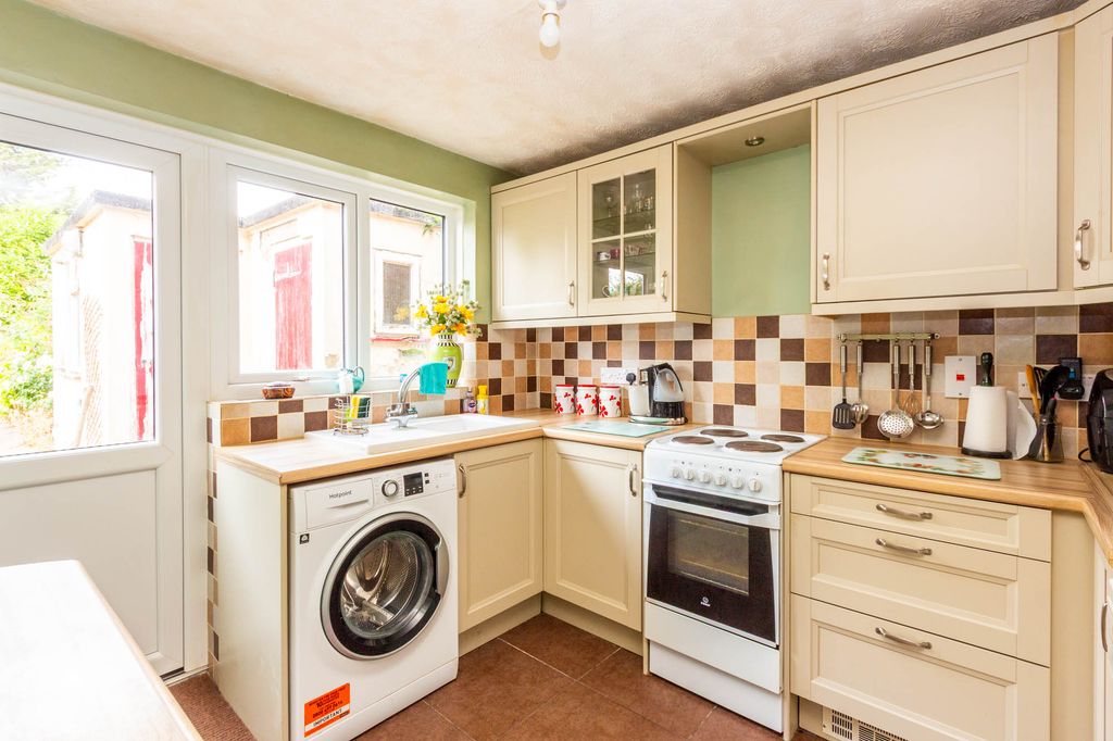 Property photo 3 of 14 Kitchen
