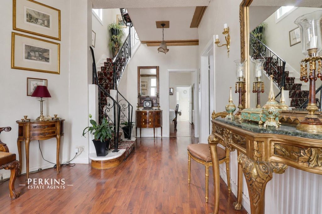 Property photo 2 of 13 Hallway J.Jpg