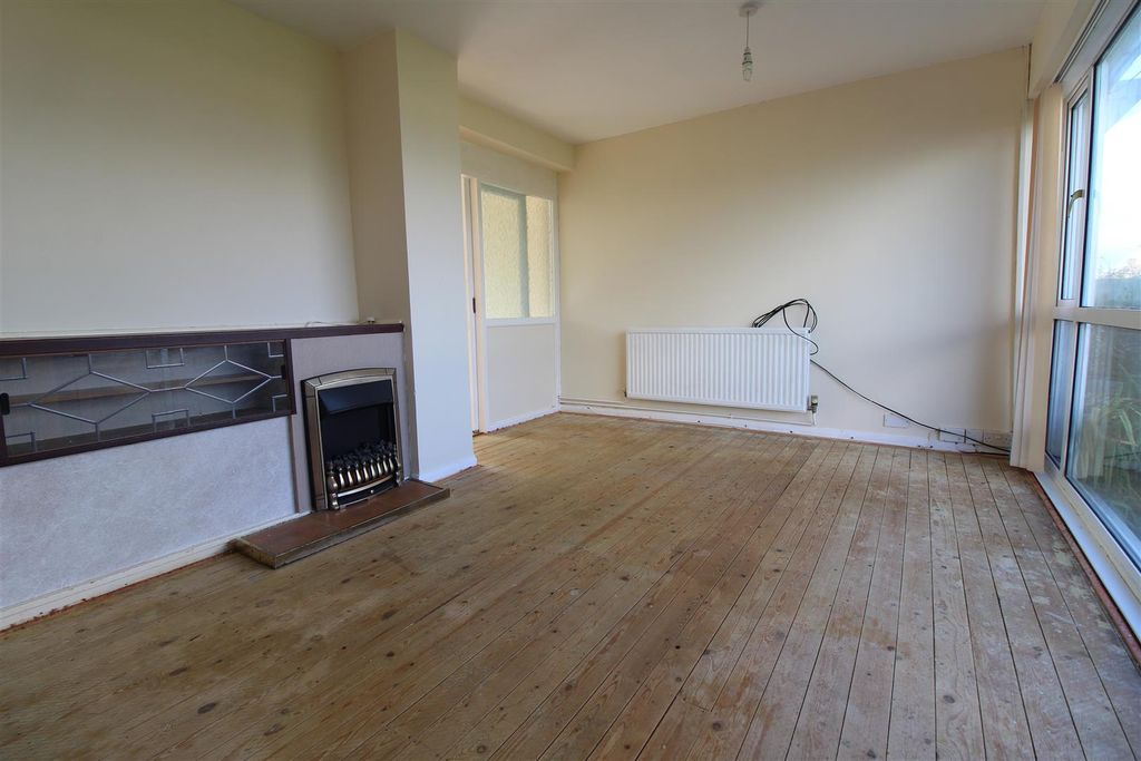 Property photo 2 of 18 Lounge