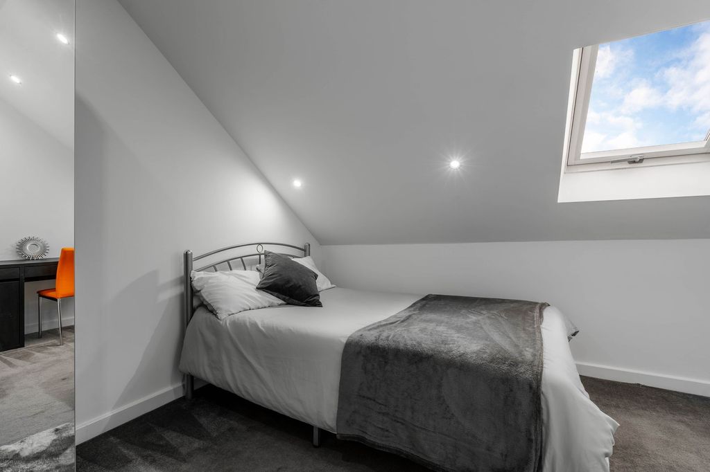 Property photo 3 of 11 A Well-Maintained And Cozy Bedroom Featuring A Dou...