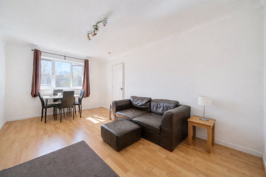 Property photo 2 of 8 Picture No. 16