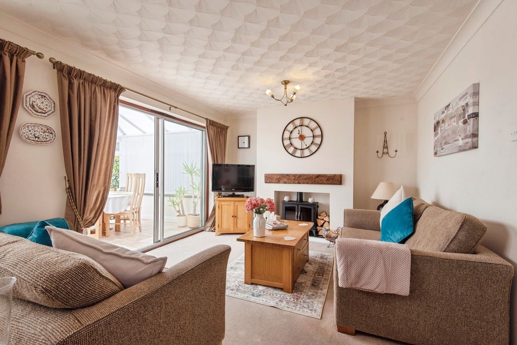 Property photo 3 of 19 Lounge