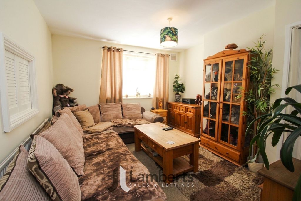 Property photo 3 of 12 Lounge