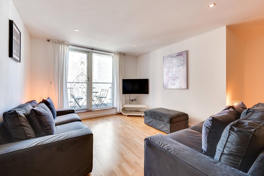 Property photo 3 of 14 Lounge