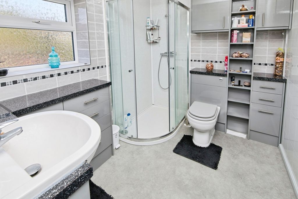 Property photo 3 of 17 En-Suite