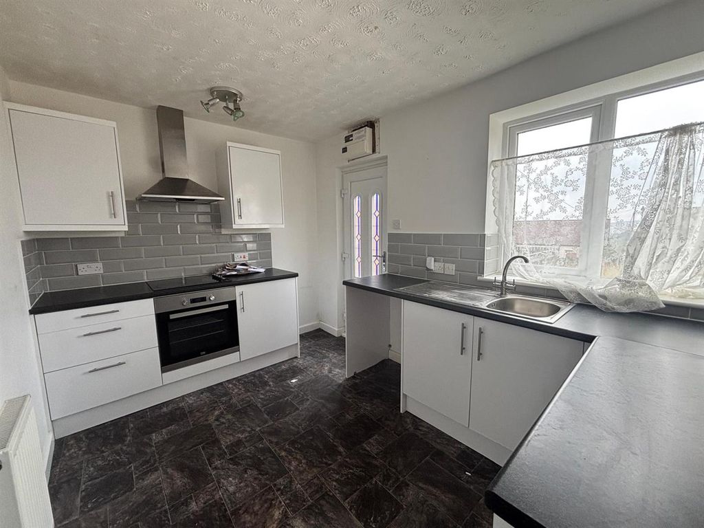 Property photo 3 of 8 Kitchen