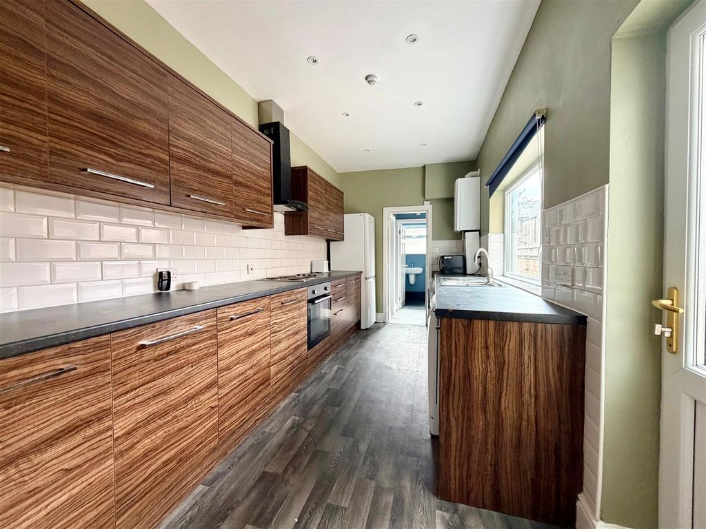 Property photo 3 of 8 Kitchen.Jpg