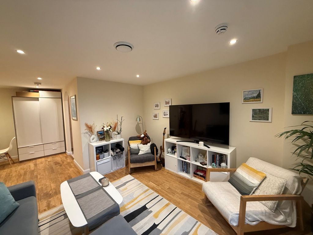 Property photo 3 of 11 Living Room