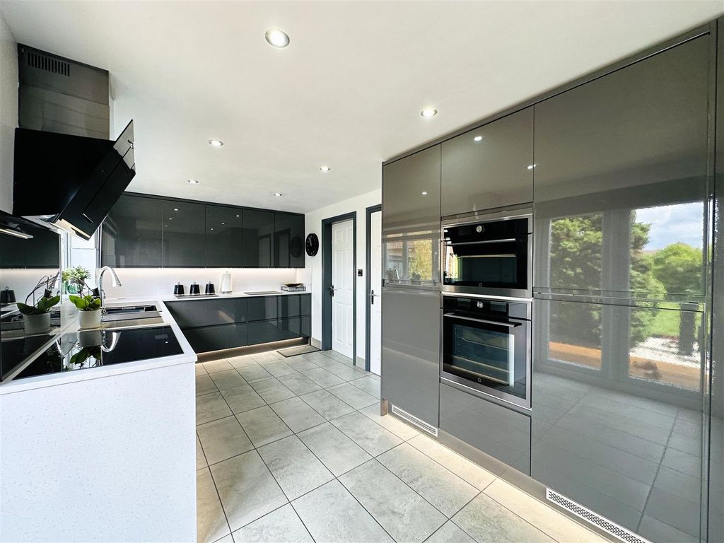 Property photo 2 of 29 Kitchen