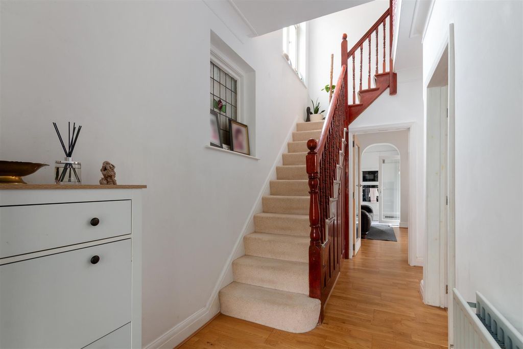 Property photo 3 of 12 Cranleigh Road