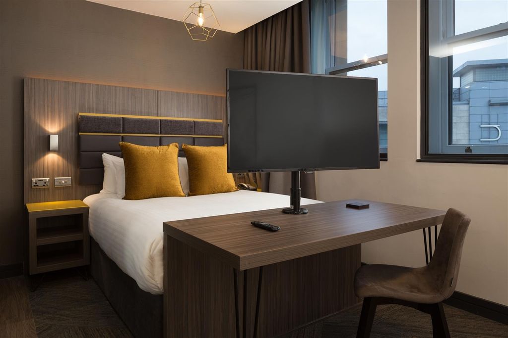 Property photo 2 of 9 Modern Double Bedroom With A Comfortable Double Be...