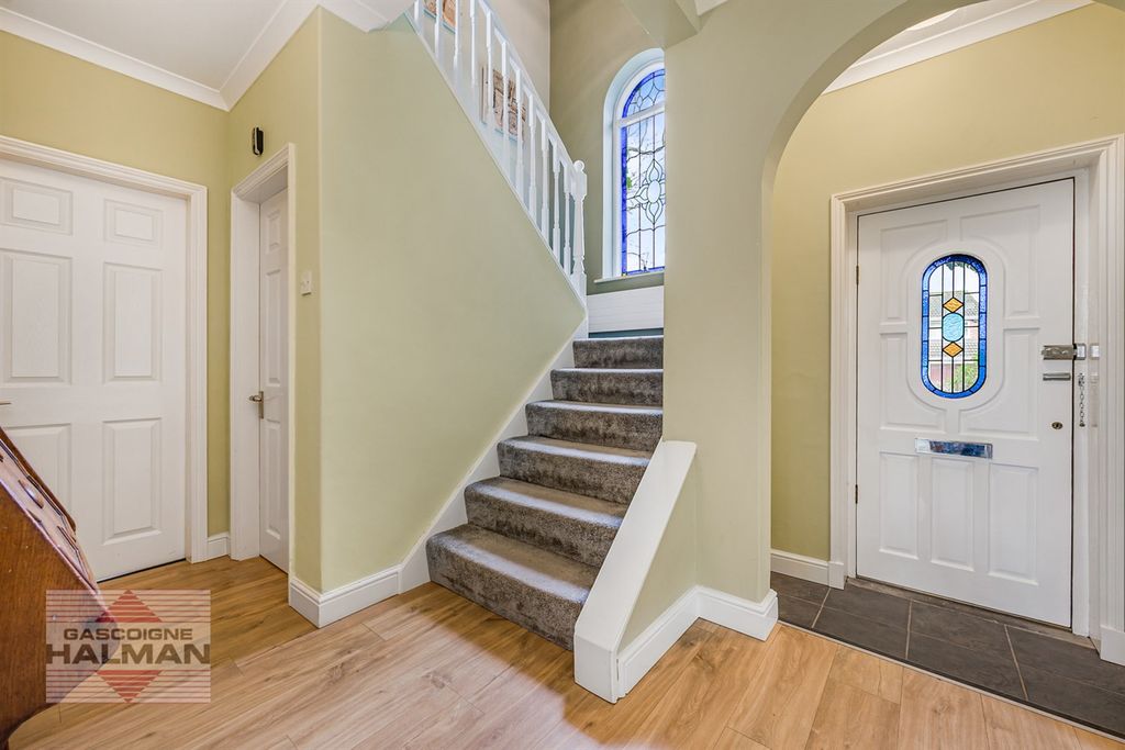 Property photo 2 of 26 Entrance Hallway