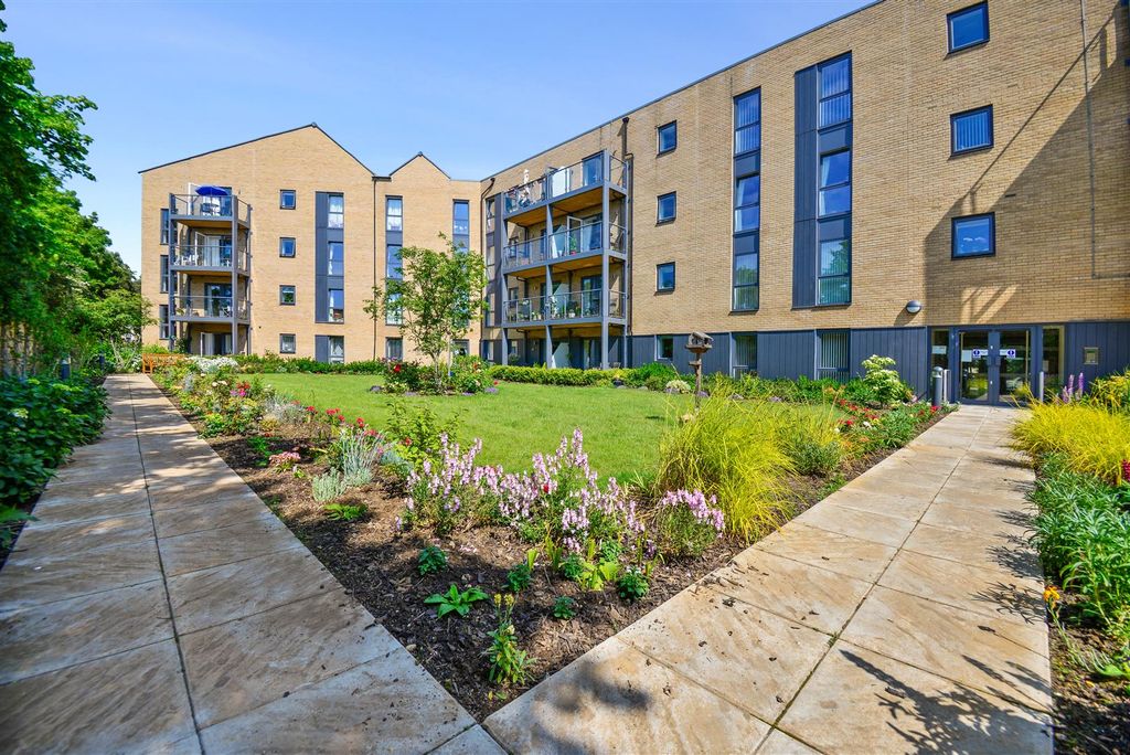 Property photo 1 of 13 Communal Gardens .Jpg