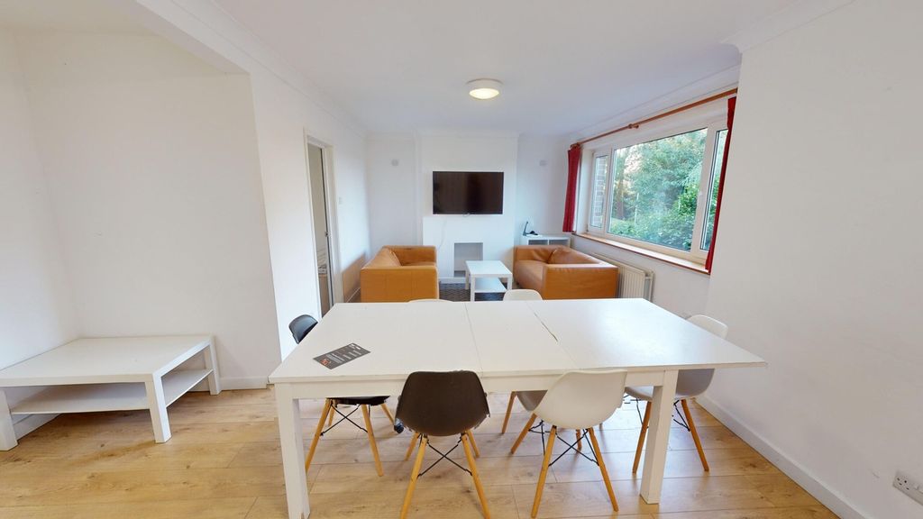 Property photo 2 of 15 A Spacious And Bright Modern Living Room, Perfect ...