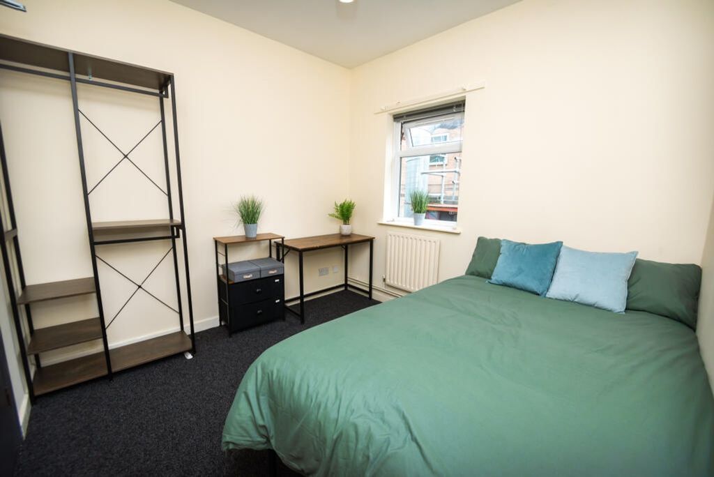 Property photo 1 of 4 This Inviting Double Bedroom Features A Cozy Green...